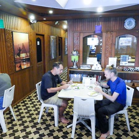 Backpacker Hostel (Adults Only) Γιανγκόν Εξωτερικό φωτογραφία