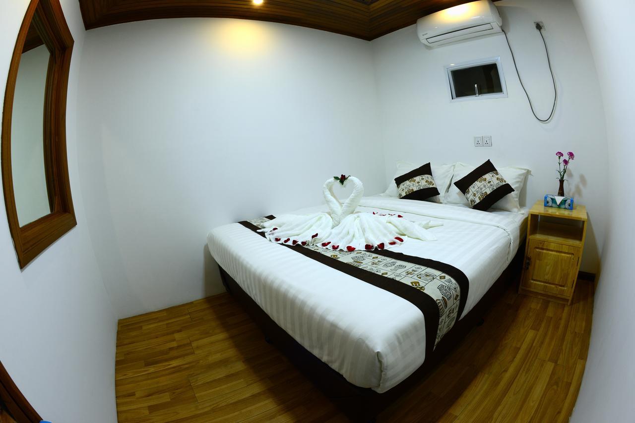Backpacker Hostel (Adults Only) Γιανγκόν Εξωτερικό φωτογραφία