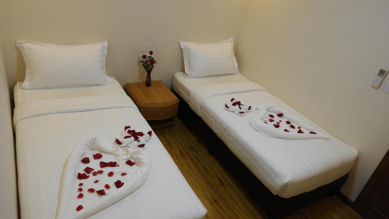 Backpacker Hostel (Adults Only) Γιανγκόν Εξωτερικό φωτογραφία