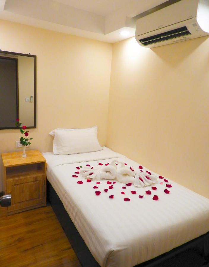 Backpacker Hostel (Adults Only) Γιανγκόν Εξωτερικό φωτογραφία